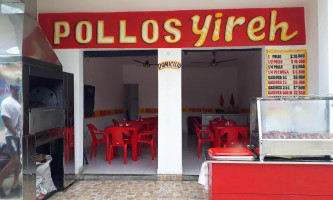 Pollos Yiret outside