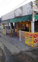 Pollos Asados Pollo-llon outside