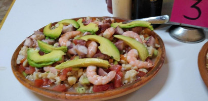 Mariscos La Llanta food