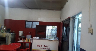 Chapo' Hot Dog's El Chino) Dentro