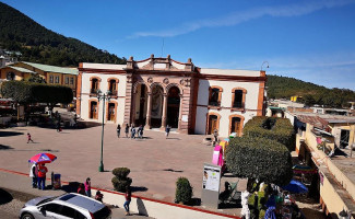 El Gallo De Oro outside