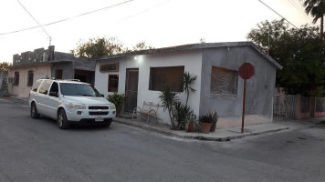 Lacho's Restoran outside