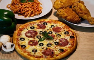 La Pizzeria food