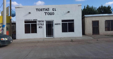 Tortas El Tollo outside