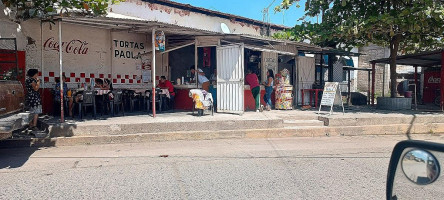 Tortas Paola outside