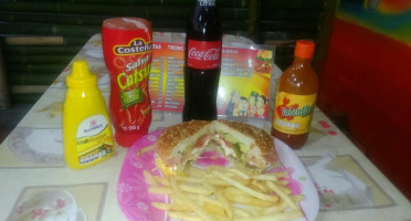 Tortas Y Hamburguesas El Chavito food