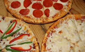 Mayos' Pizzas food