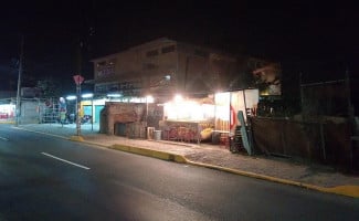 Tortas Los Gomez outside