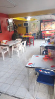 La Casa De La Hamburgesa inside