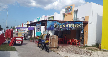 Tortas La Familia outside