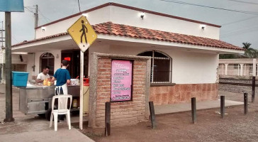 La Casa De Emma Y El Frijol Hot-dogs outside