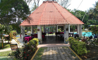 Parque Familiar Los Charcos outside