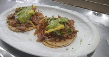 Taquería Los Parientes food