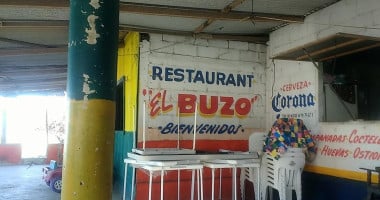 El Buzo outside