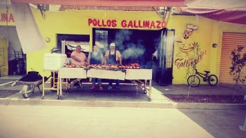 Pollos El Gallinazo outside