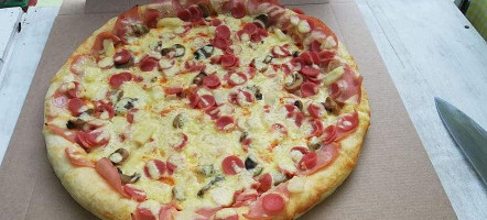 Pizzas La Italiana food