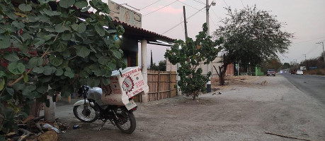 Pizzeria El Apache outside