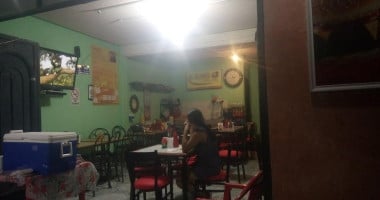 HAMBURGUESAS EL CALVARIO Inside