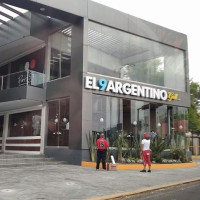 El 9 Argentino outside