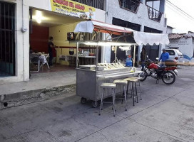 Tacos El Mijo outside