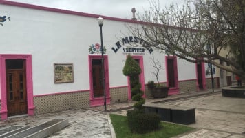 La Mestiza outside