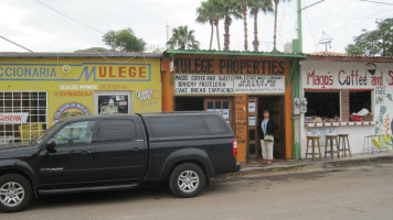 Magos Coffe and Sweets outside