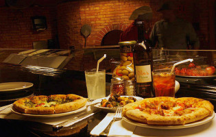 Ollie's Brick Oven Pizza Dentro