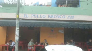 Pollo Bronco outside