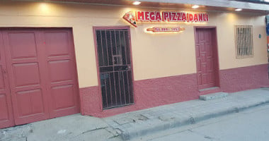 Mega Pizza Danlí outside