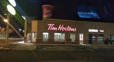 Con Tradicion By Sergio Botero outside