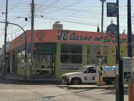 Carne En Su Jugo outside