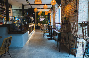 Me Latte Café outside