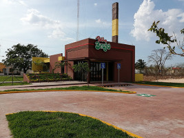 Pollo Brujo Caucel outside
