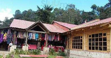 Kape Paulinos outside