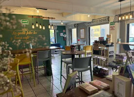 Café Bruné inside