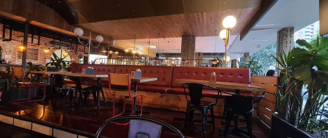 The Grill Station Burger Dentro