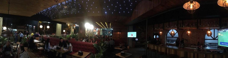 The Grill Station Burger Dentro