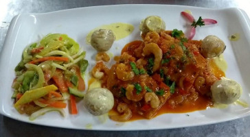 Status Restaurant food