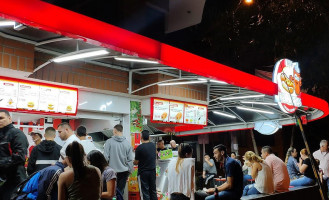Los Perritos Comidas Rapidas outside