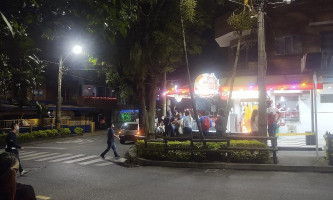 Los Perritos Comidas Rapidas outside