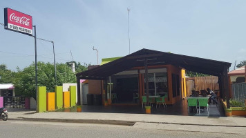 D' Soli Picapollo outside