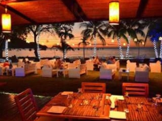 Café De Playa Beach Front And Suites