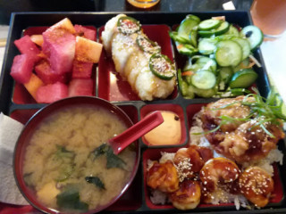 Taka Sushi Y Chiquilla Food Graden