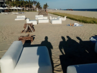 Nidito Beach Poolside