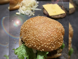 Vic’s Burger