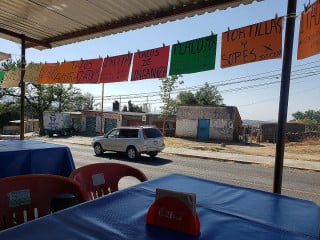 Antojitos La Lomita